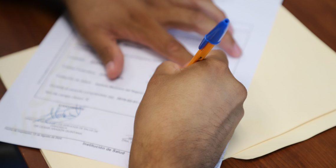 Médicos pasantes concluyen su etapa de servicio social