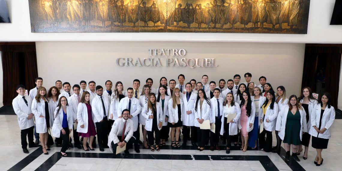 Rinden juramento 89 nuevos médicos cirujanos egresados de la UACJ