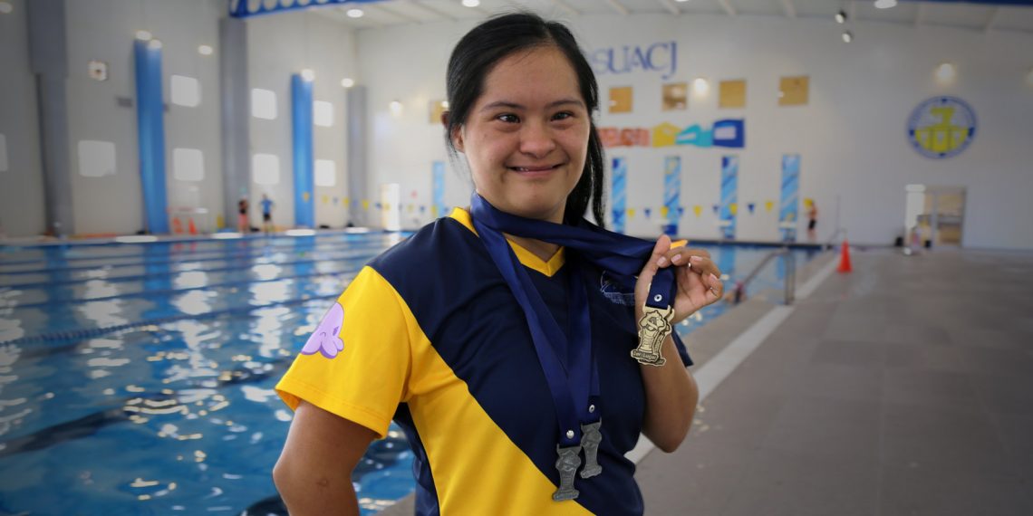 Nadadora de oro entrena en la UACJ