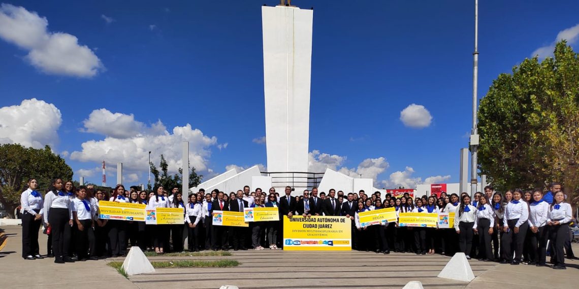 Universitarios participan en desfile de independencia en Cuauhtémoc