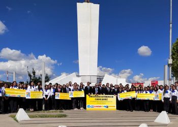 Universitarios participan en desfile de independencia en Cuauhtémoc