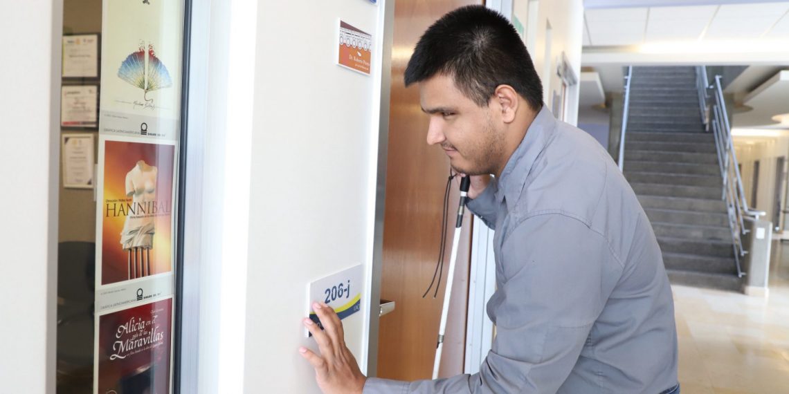 Instalan señalética en sistema Braille en la UACJ