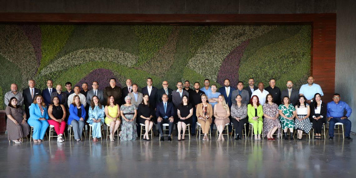 Galería | Felicitan a universitarios por sus amplios años de servicio en la UACJ