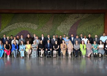Galería | Felicitan a universitarios por sus amplios años de servicio en la UACJ