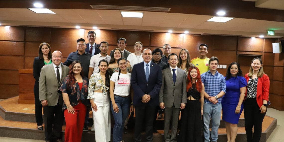 Estudiantes internacionales eligen estudiar en la UACJ