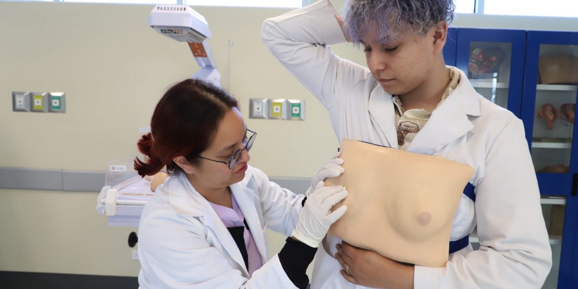 Promueven la autoexploración y detección oportuna del cáncer de mama en la UACJ