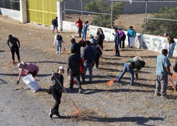 Estudiantes de la UACJ participan en la 4ta Cruzada por la Limpieza en la Entrada a Ciudad Juárez