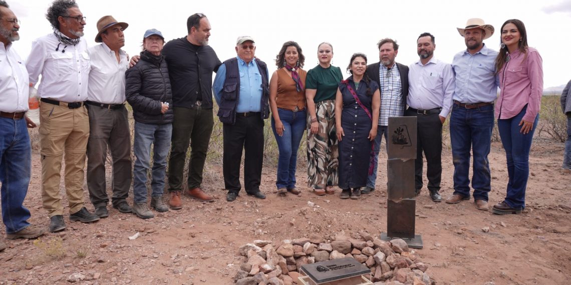 Colocación de primer adobe, enmarca el sueño del rescate de un paisaje desértico