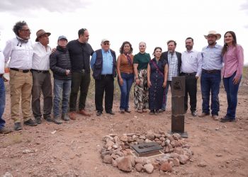 Colocación de primer adobe, enmarca el sueño del rescate de un paisaje desértico