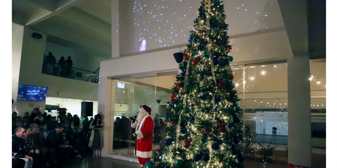 La UACJ enciende su espíritu navideño