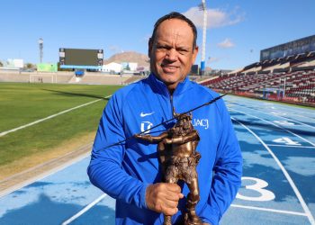 Cuando la rivalidad cede al respeto: La UACh premia a entrenador de atletismo que ha forjado glorias en la UACJ