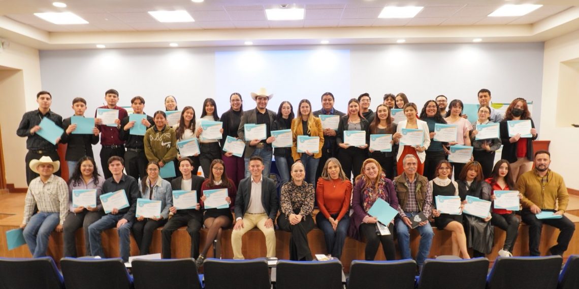 Universitarios se capacitan en liderazgo 