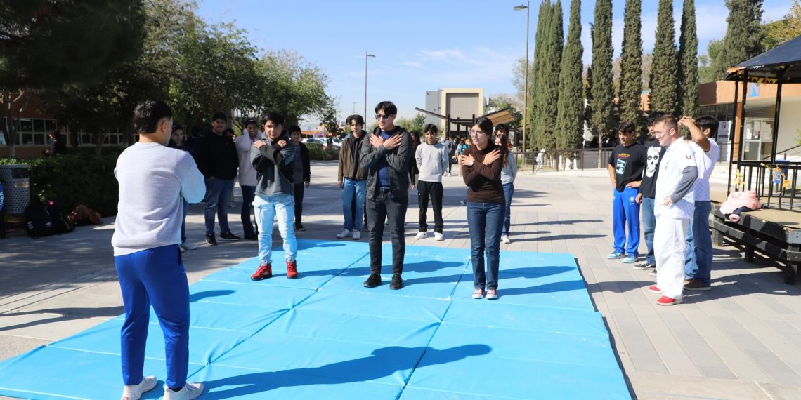 Comparten herramientas de defensa personal a los alumnos de la UACJ