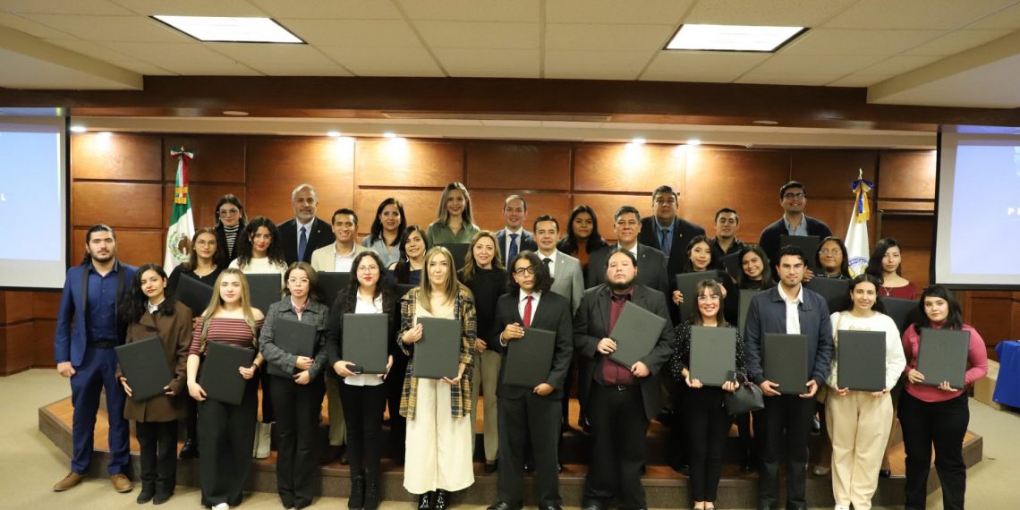 Ceneval reconoce a egresados de la UACJ por su excelencia académica