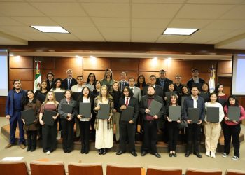 Ceneval reconoce a egresados de la UACJ por su excelencia académica