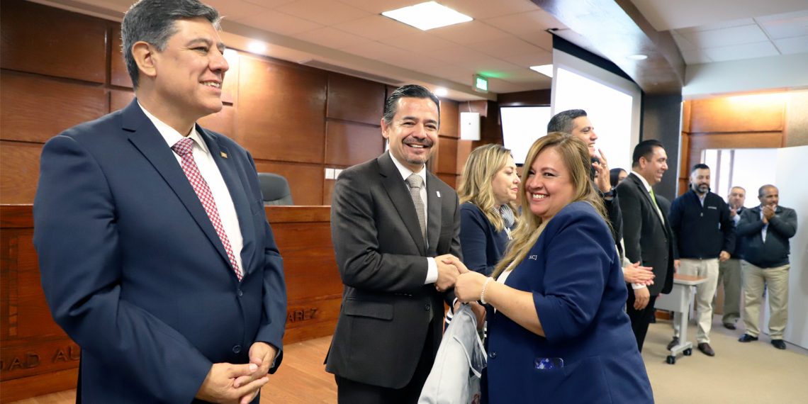 La UACJ entrega uniformes a su personal administrativo