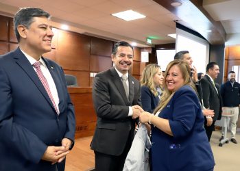 La UACJ entrega uniformes a su personal administrativo