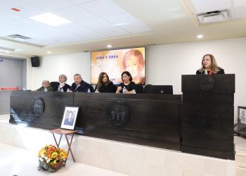 Honran el legado de Dolores Canizales de Urrutia, precursora de la UACJ