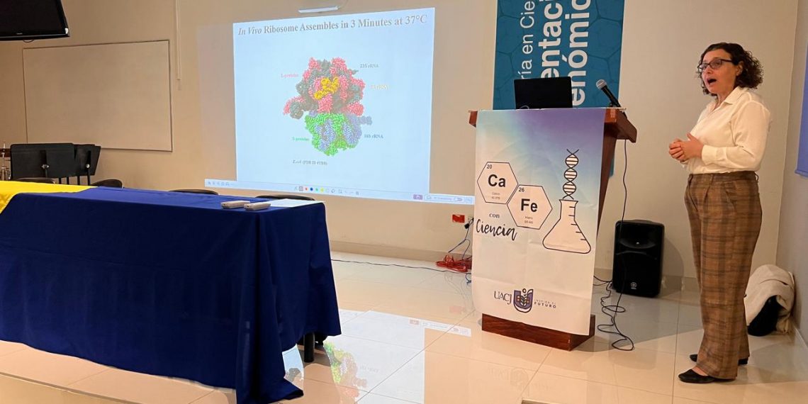 Disfrutan de la primera edición de Café con Ciencia