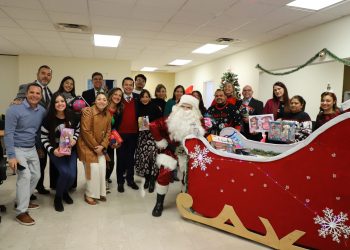 Un trineo de esperanza: Santa Claus sorprende a empleados de la Rectoría de la UACJ