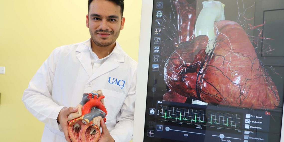 La Medicina como destino: la historia de Gilberto Hiram, destacado egresado de Médico Cirujano de la UACJ