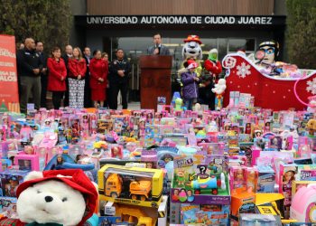 La UACJ y Santa Bombero, unidos por la magia de la Navidad