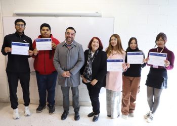 Reconocen a alumnos de Arquitectura por actividad COIL