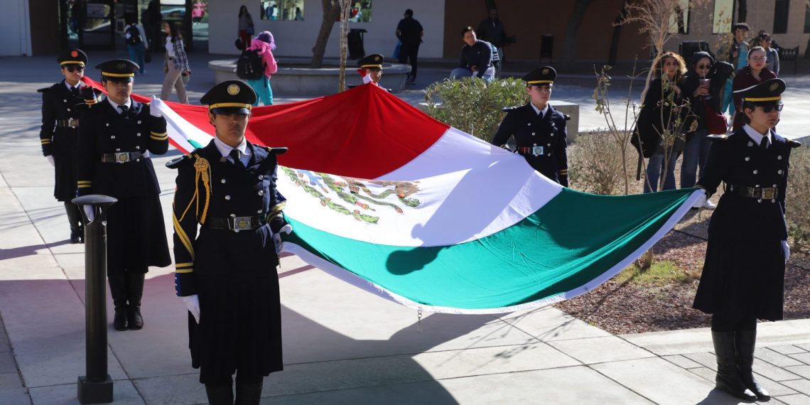 La UACJ conmemora el Día de la Bandera