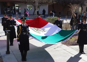 La UACJ conmemora el Día de la Bandera