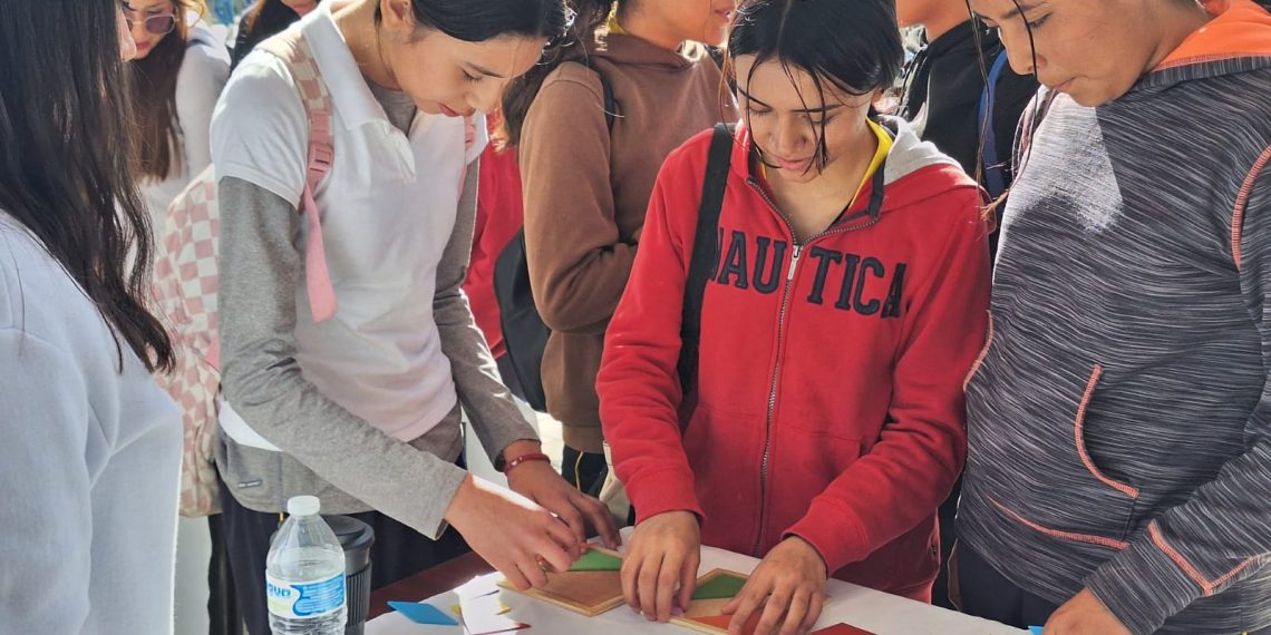 Niñas de secundaria exploran el mundo de la ciencia en la UACJ