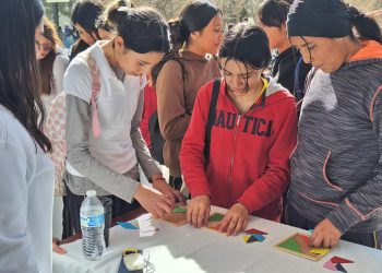 Niñas de secundaria exploran el mundo de la ciencia en la UACJ