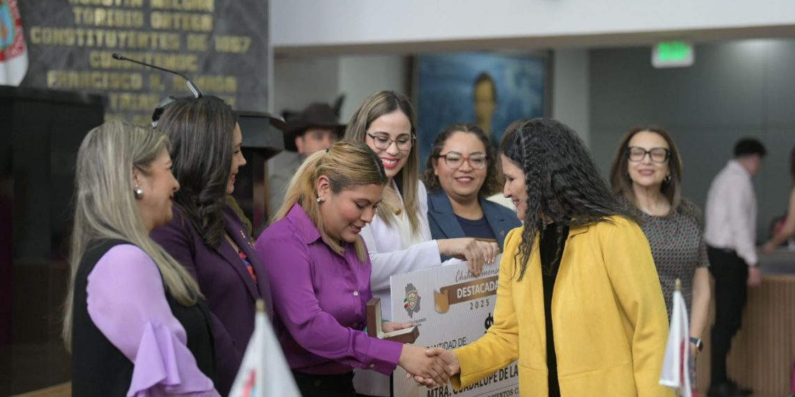 Funcionaria de la UACJ es reconocida como Chihuahuense Destacada