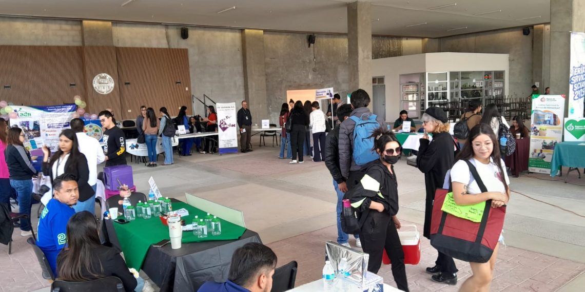 Participan en feria de servicio social UACJ