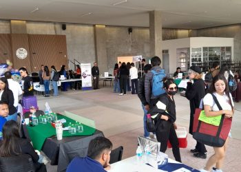 Participan en feria de servicio social UACJ