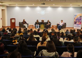 Mujeres comparten sus retos profesionales