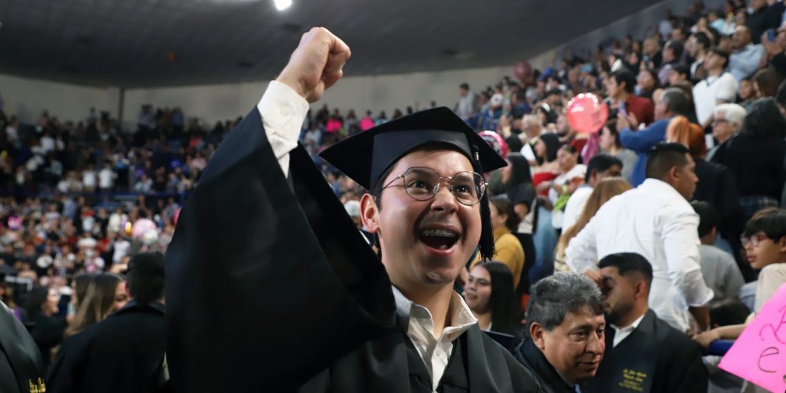 Sueños cumplidos, futuros en marcha: UACJ celebra a sus nuevos egresados