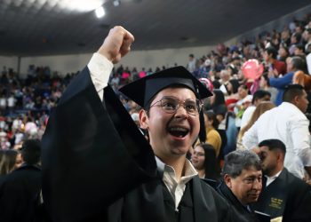 Sueños cumplidos, futuros en marcha: UACJ celebra a sus nuevos egresados