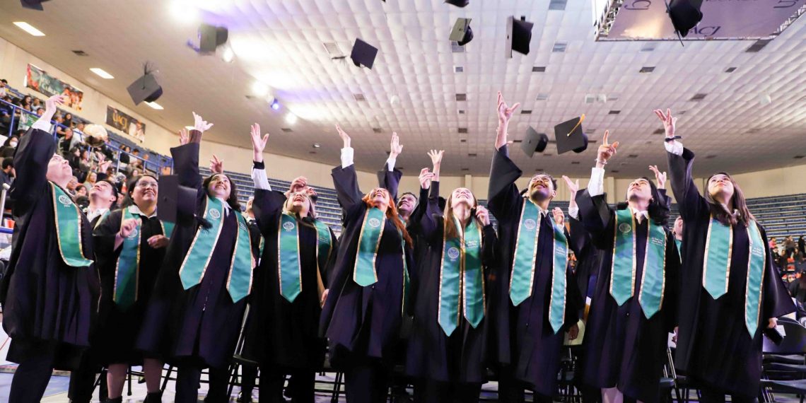 Birretes al vuelo, sonrisas al cielo: una generación que celebra su logro