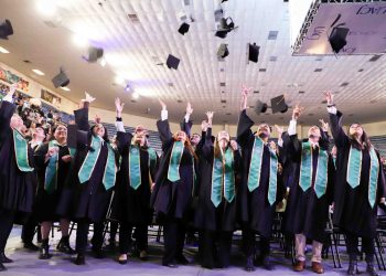 Birretes al vuelo, sonrisas al cielo: una generación que celebra su logro