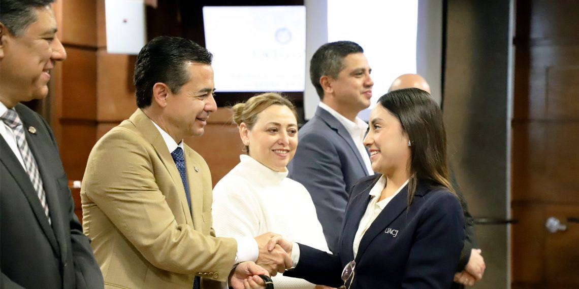 UACJ entrega uniformes al personal secretarial