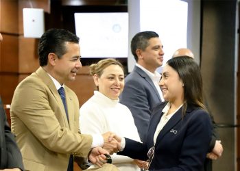 UACJ entrega uniformes al personal secretarial