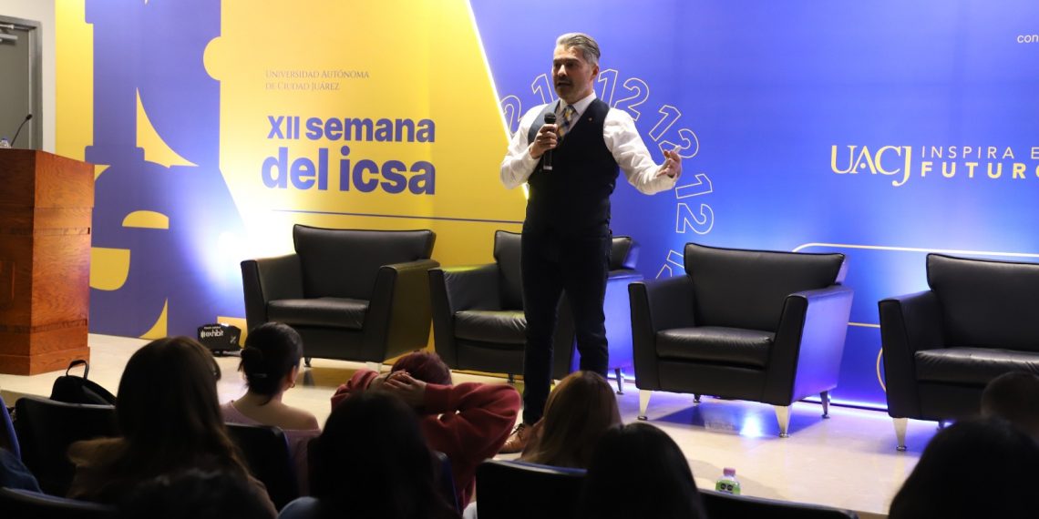 Se imparte conferencia sobre la felicidad y el desarrollo personal