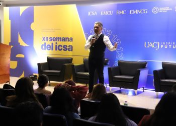 Se imparte conferencia sobre la felicidad y el desarrollo personal  