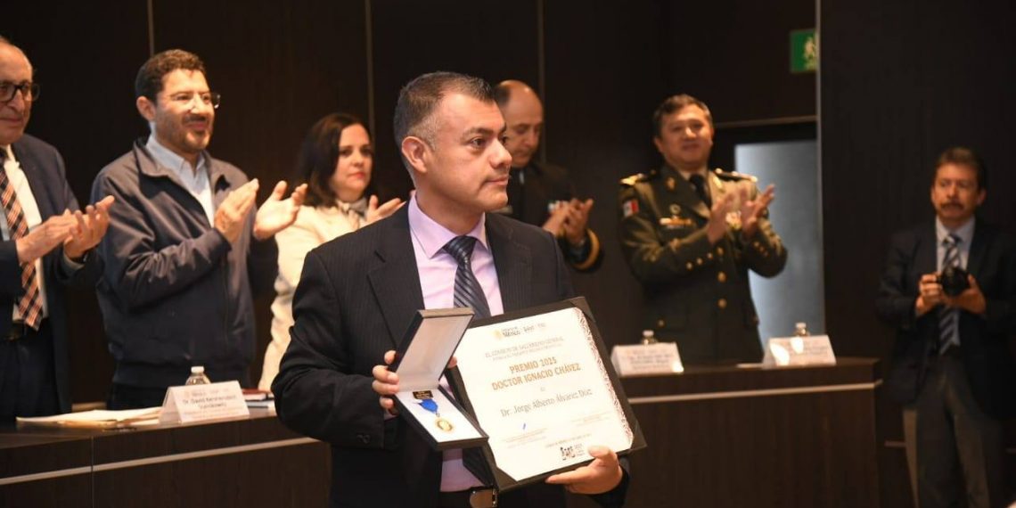 Egresado de Médico Cirujano de la UACJ recibe el prestigioso Premio Doctor Ignacio Chávez 2025 del Humanismo Médico
