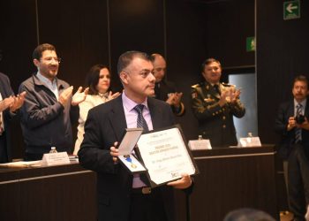 Egresado de Médico Cirujano de la UACJ recibe el prestigioso Premio Doctor Ignacio Chávez 2025 del Humanismo Médico