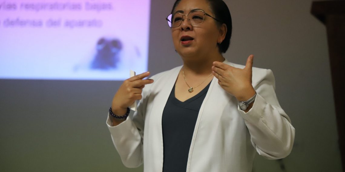 Invitada de la UNAM imparte la conferencia “La maravillosa nariz de los perros”