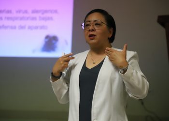 Invitada de la UNAM imparte la conferencia “La maravillosa nariz de los perros” 
