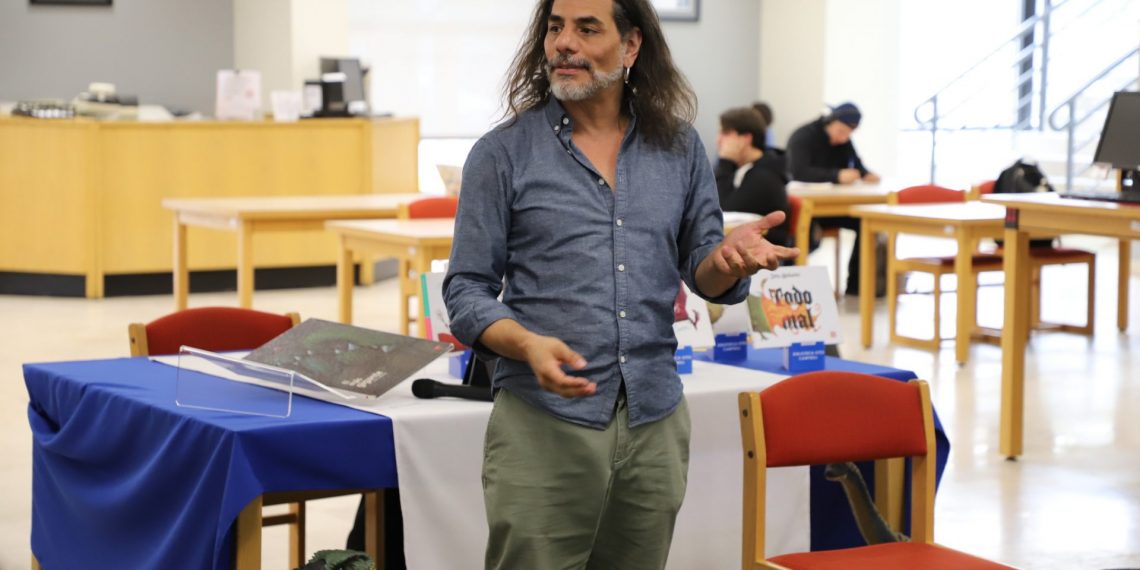 Juan Gedovius comparte su proceso creativo en la Fiesta de los Libros de la UACJ