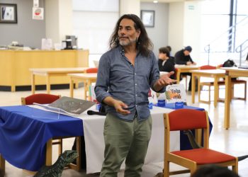 Juan Gedovius comparte su proceso creativo en la Fiesta de los Libros de la UACJ