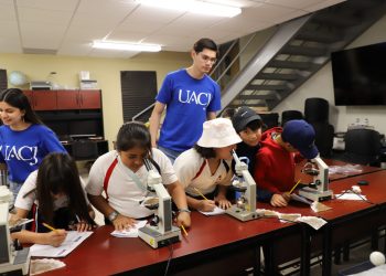 Villanos del aire: estudiantes enseñan a niños sobre la contaminación y sus efectos en la salud